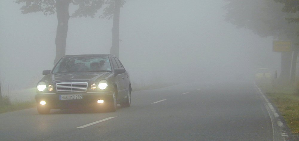 Mobil dalam kabut